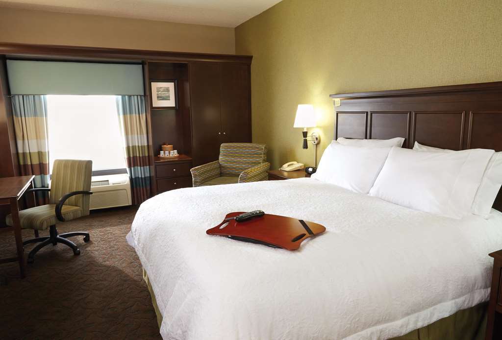 Hampton Inn & Suites Alliance Room photo