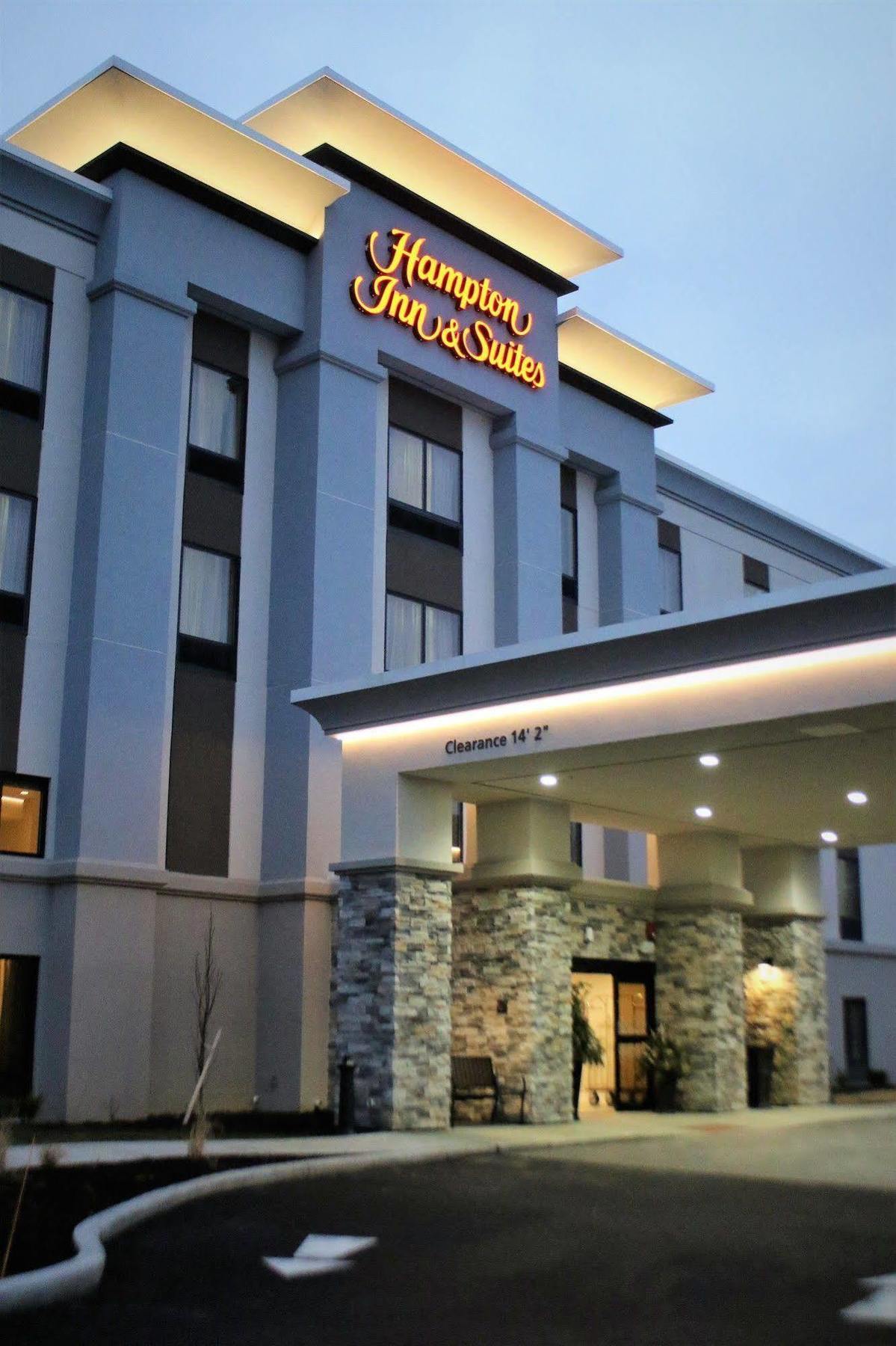 Hampton Inn & Suites Alliance Exterior photo
